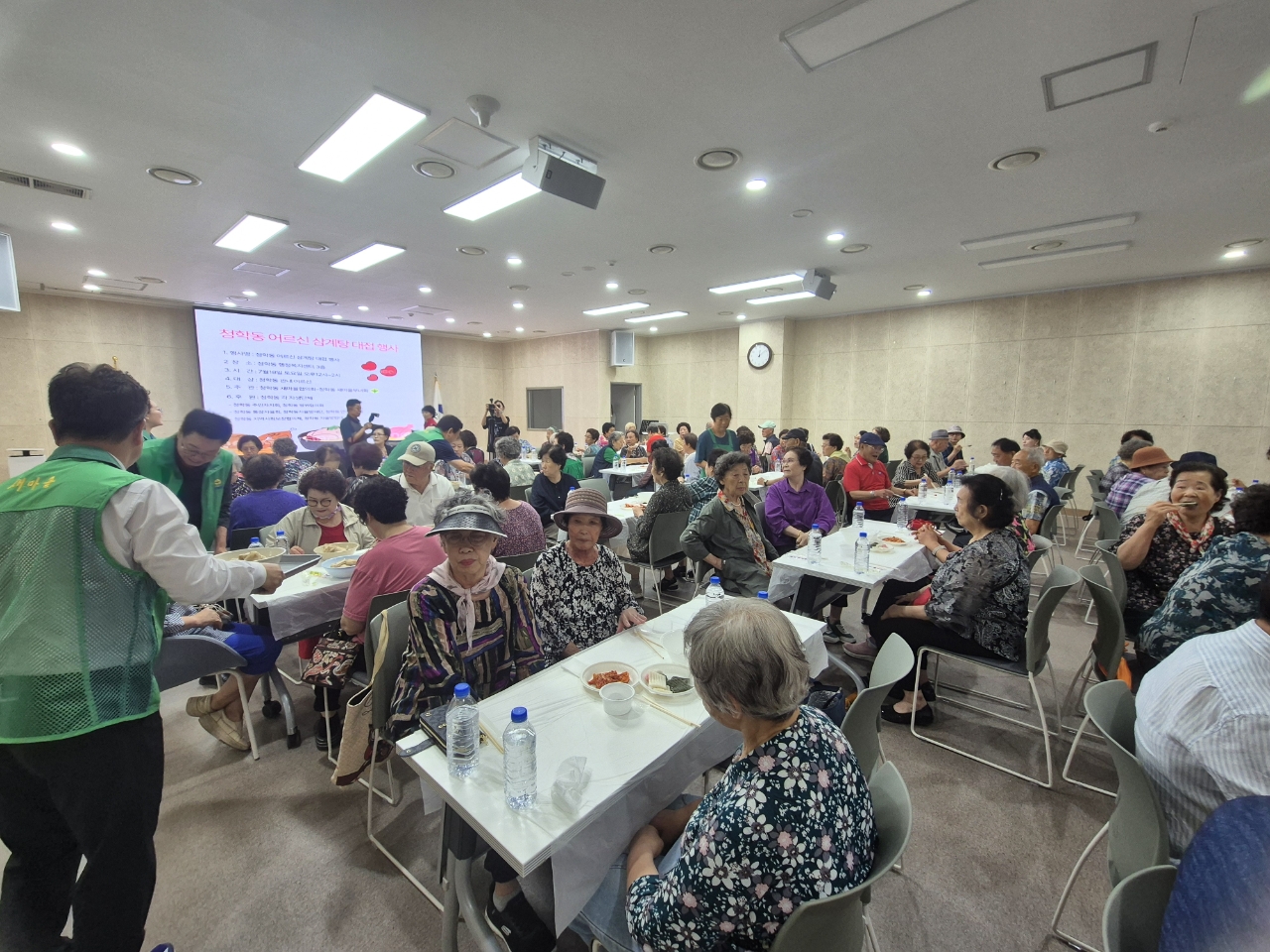 연수구 청학동 새마을협의회와 새마을부녀회는 지난 18일 동 행정복지센터에서 지역 어르신들의 건강한 여름나기를 위한 ‘어르신 삼계탕 대접 행사를 개최했다